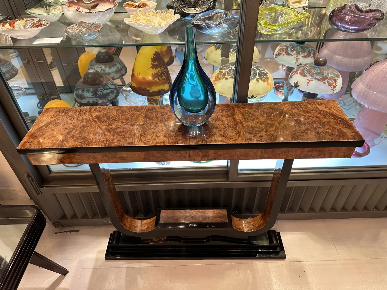 blaues murano-glas auf dem Tisch mit anderen Antiquitäten