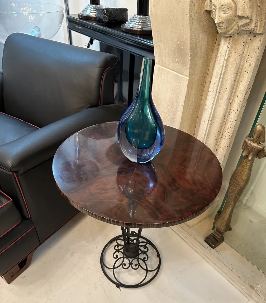 Vase Murano ancien avec forme élégante sur une table ronde