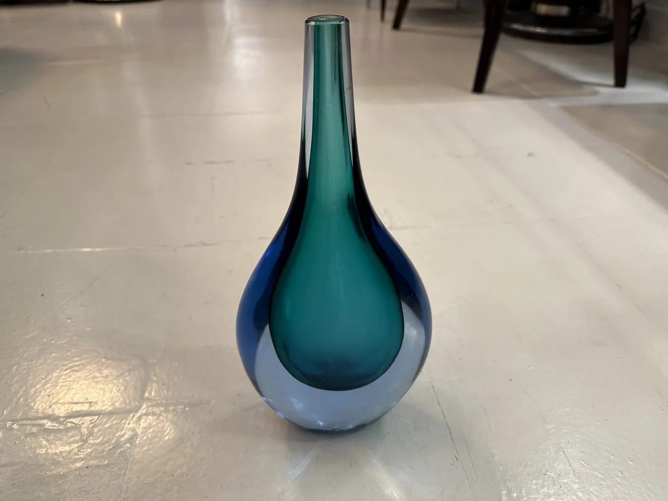 Vase Murano ancien dans des teintes vibrantes sur fond blanc.