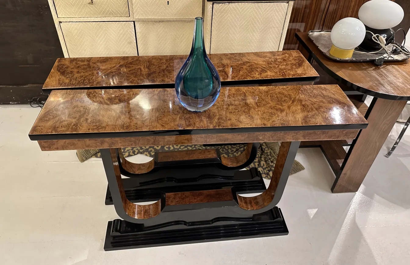 vase murano ancien avec forme élégante sur la table