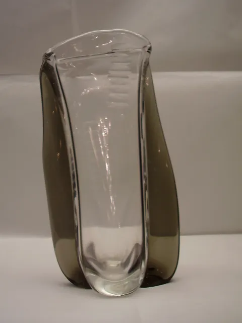 vase murano ancien à la forme élégante et aux couleurs douces, dans des environnements sophistiqués