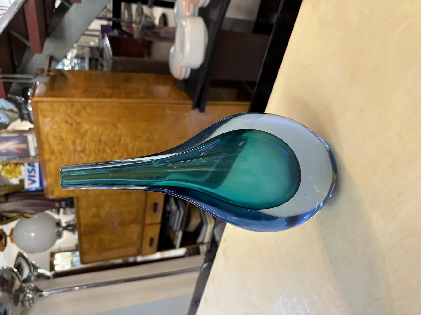 vaso di murano antico blu e verde in un ambiente domestico