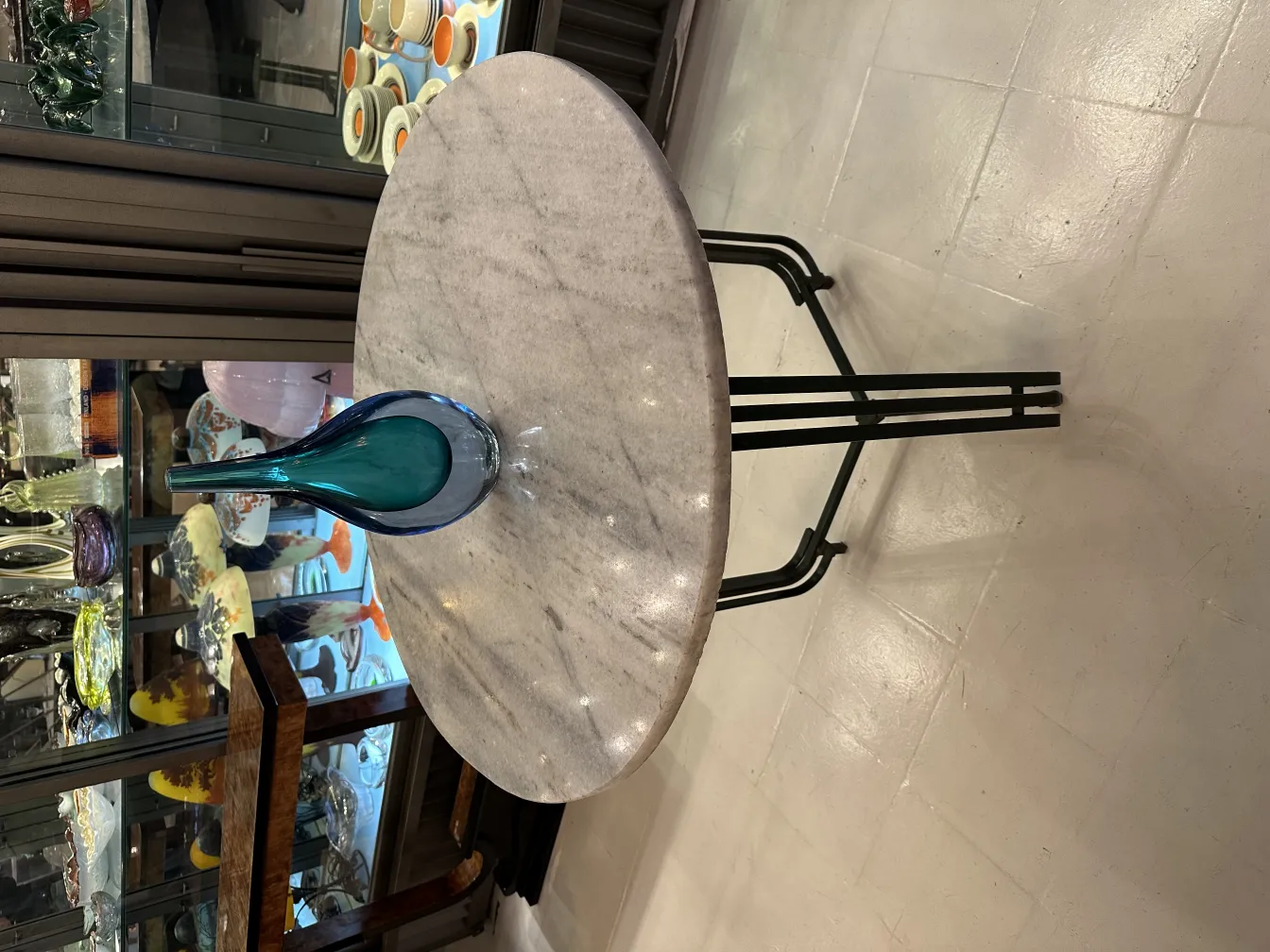 Vase Murano ancien en tons de bleu sur une table en marbre