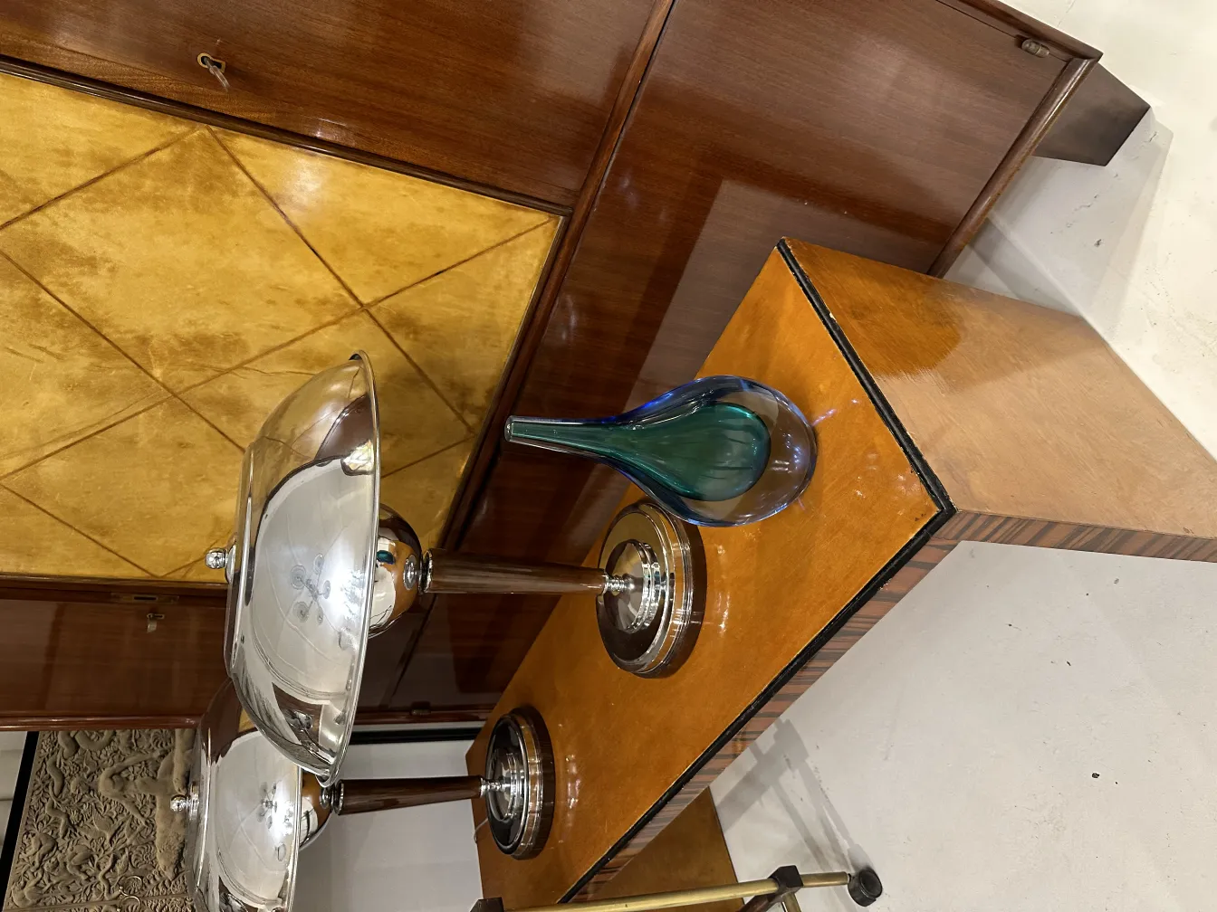 vase murano dans un cadre élégant avec des meubles classiques