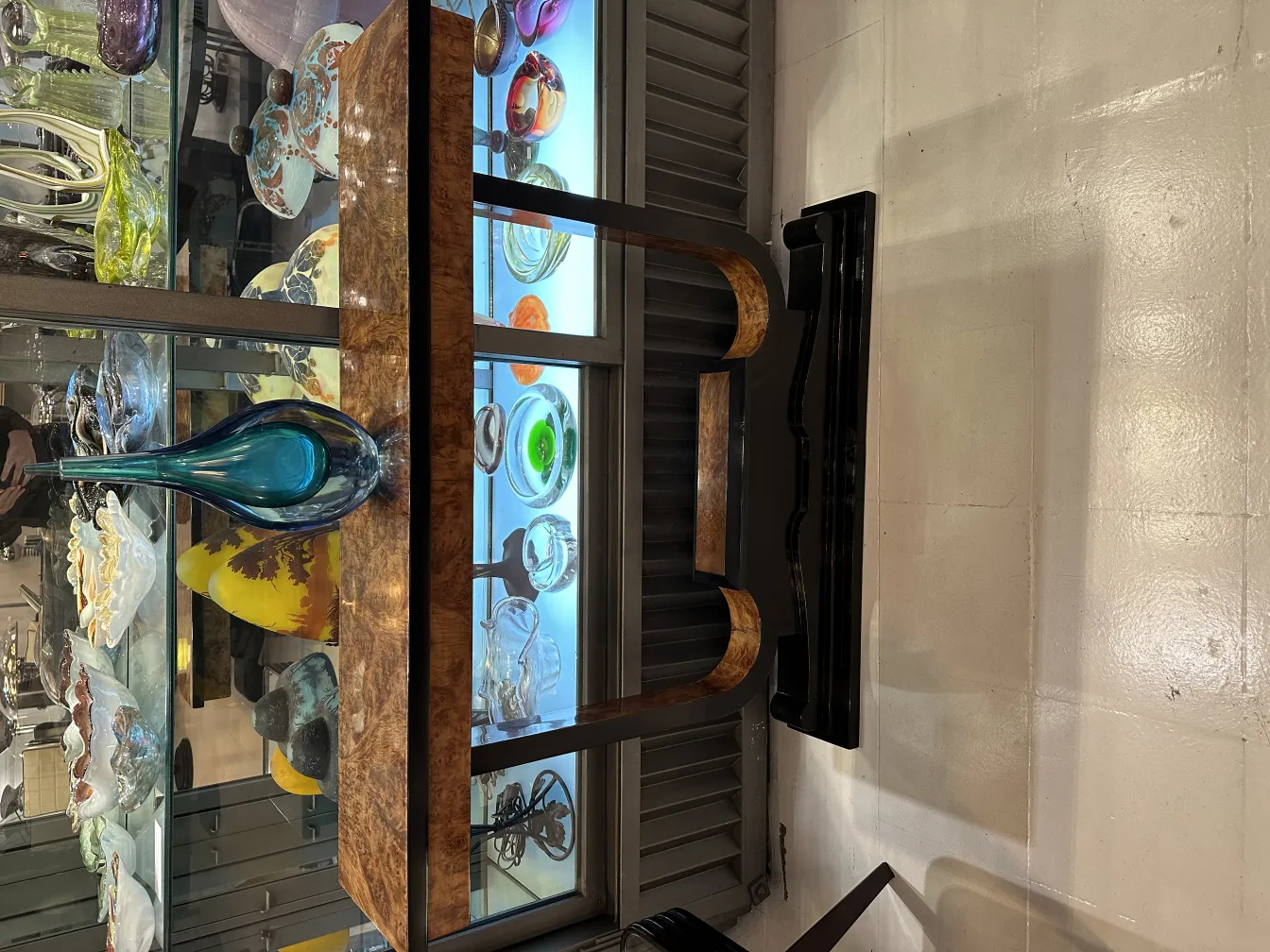 antico vaso di murano in esposizione con altri oggetti in vetro