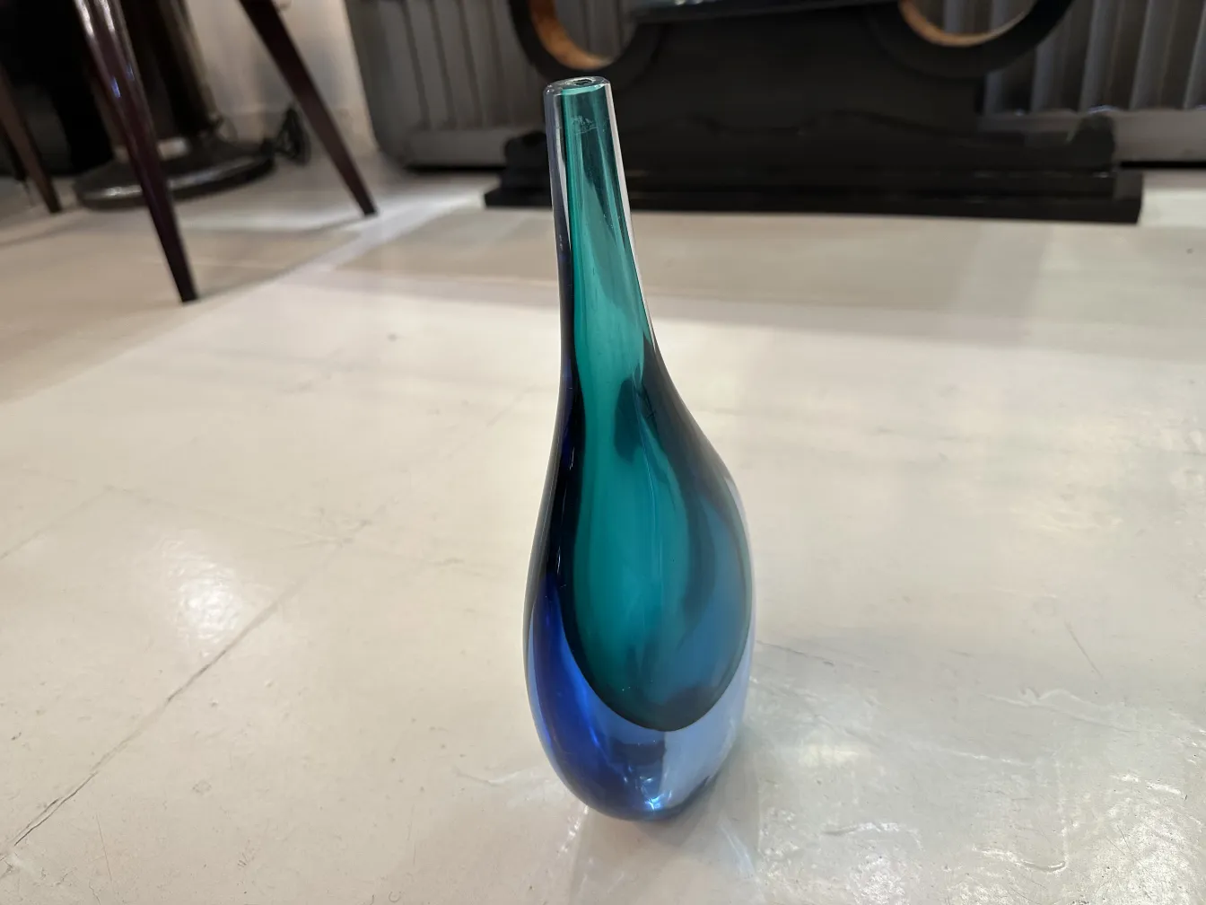 antigo vaso de murano em tonalidades de azul e verde, decorativo em um ambiente clássico