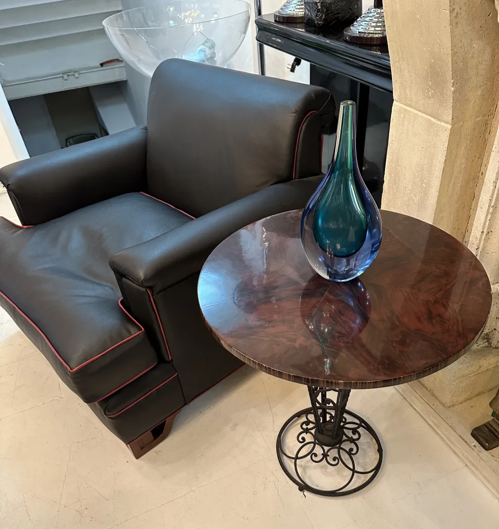 vase di murano antico su tavolo di legno con poltrona in pelle