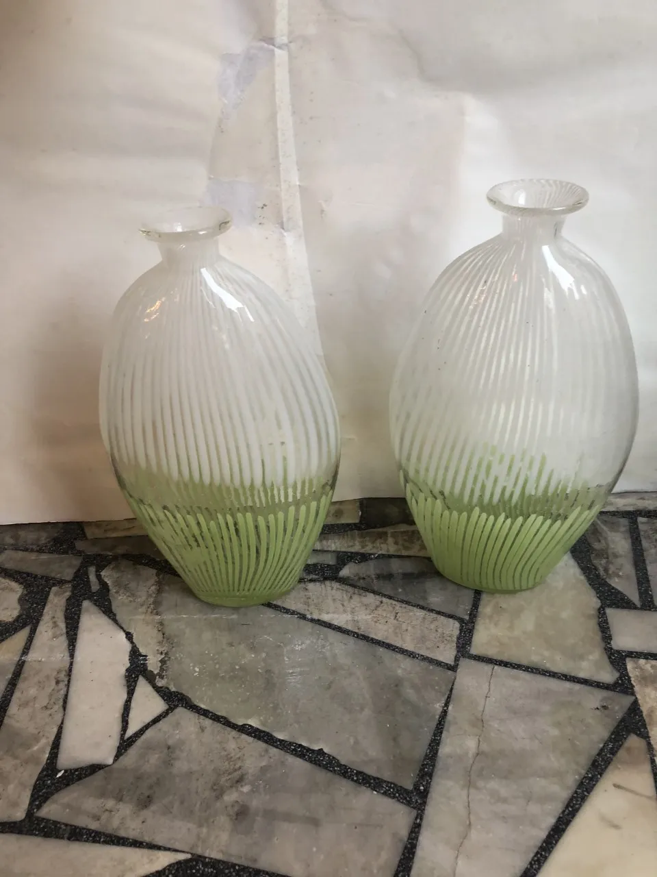 pareja de antiguos floreros de Murano en forma ovalada, con diseño curvado y base más ancha