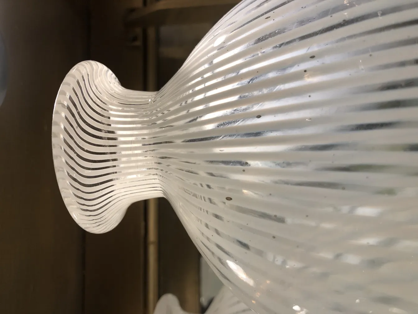 antik Murano-Glas mit feinen Linien, ein elegantes Dekorationsstück in klassischer Umgebung.