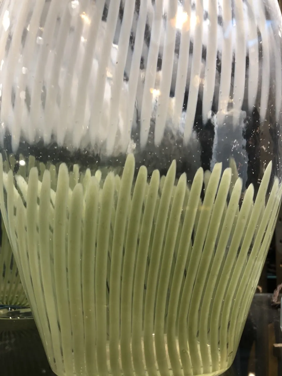 antike murano-vase mit dekorativer form und heller farbe oben