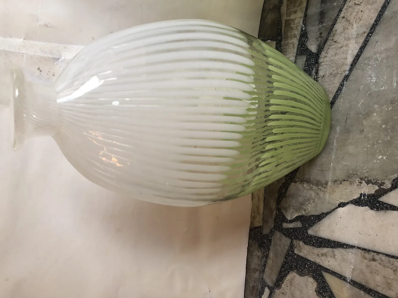 elegante murano-glas vase mit außergewöhnlichem und attraktivem design, ideal für dekoration