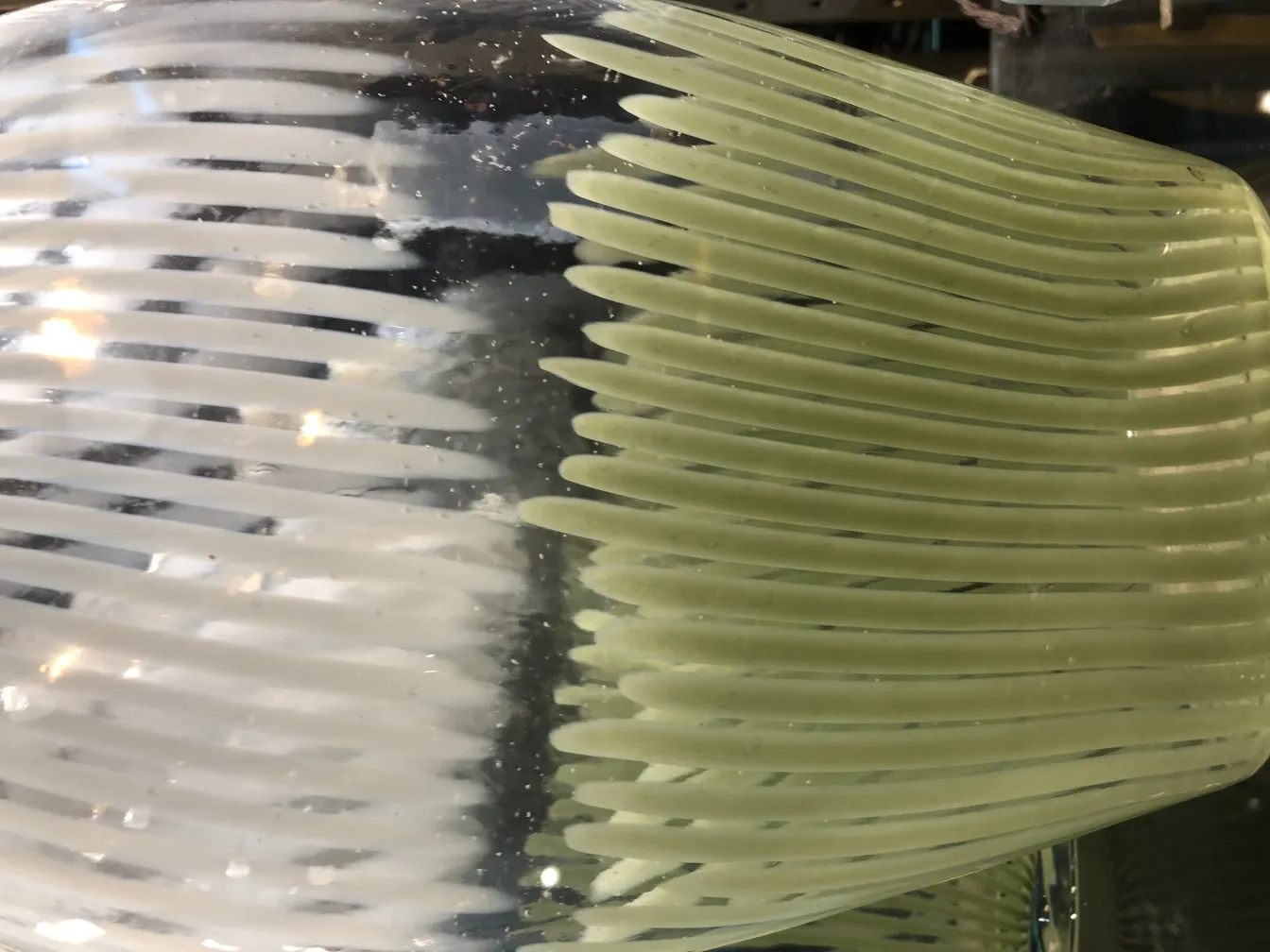 vase murano ancien avec des couleurs claires et un design ondulé, style classique dans un cadre décoratif