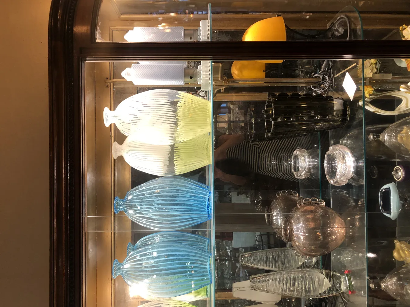 vaso di murano antico in colori vivaci, decorativo, esposto in vetrina