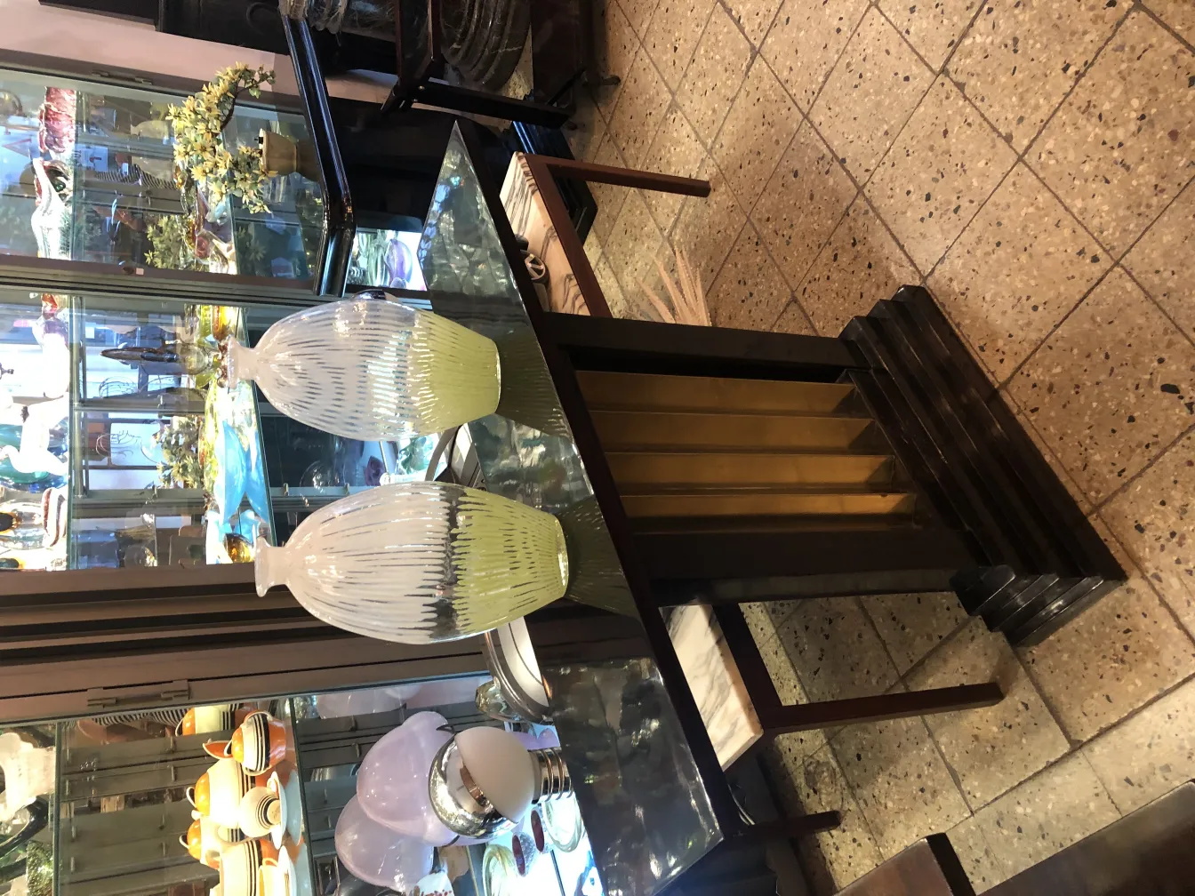 古董穆拉诺花瓶装饰，具有优雅的形状和柔和的颜色，搭配经典的桌子。