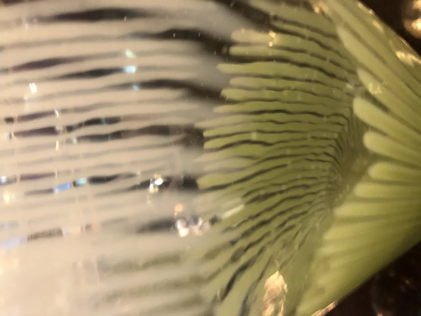 antik murano-glas mit markanten hellen Streifen auf dunklem Hintergrund