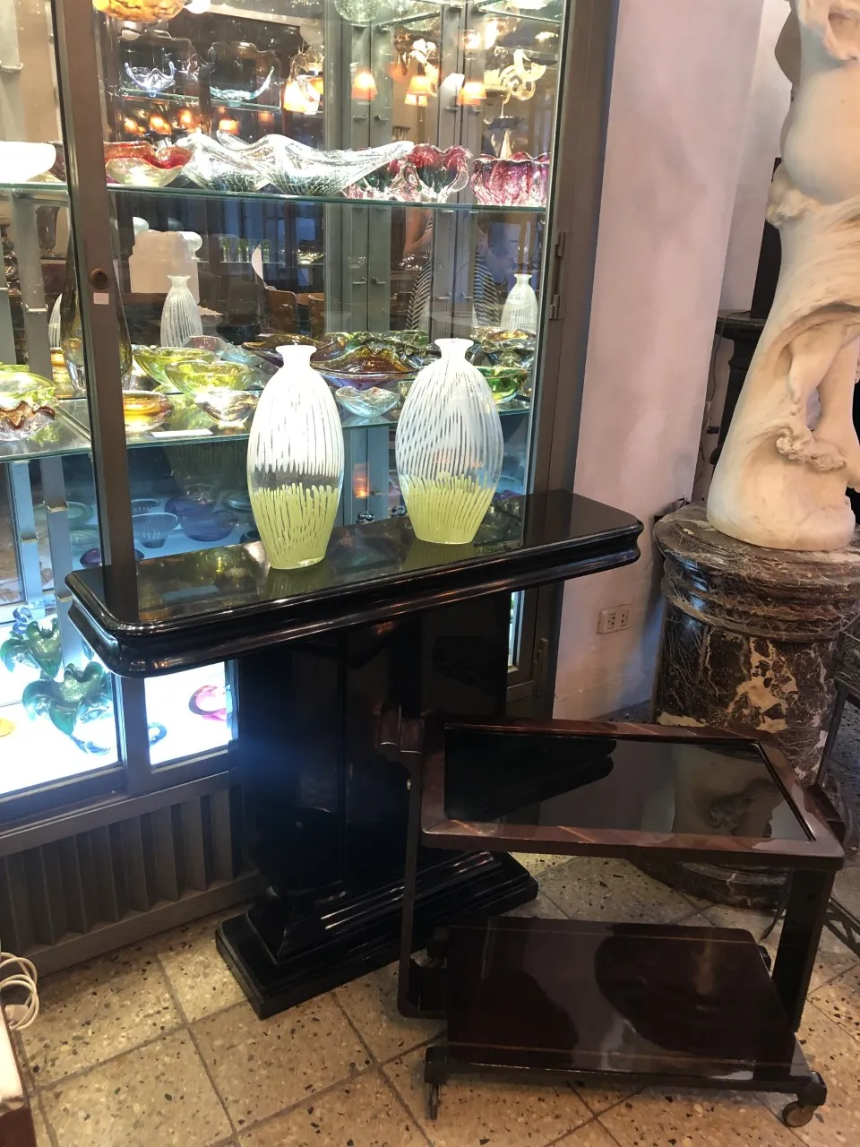 独特设计的古董穆拉诺花瓶，装饰性，放在架子上。