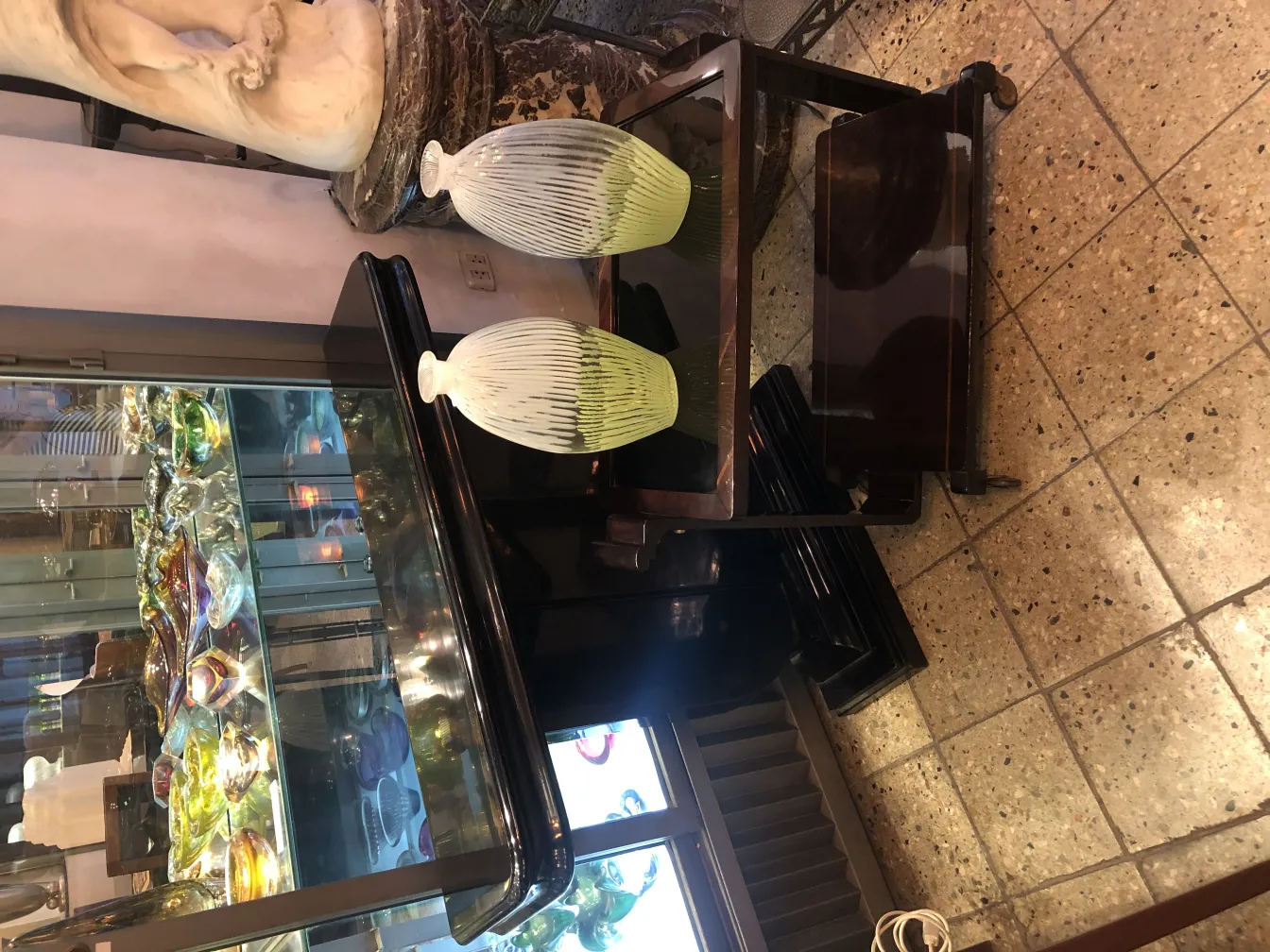 antikes murano-glas in weiß und grün auf dem display