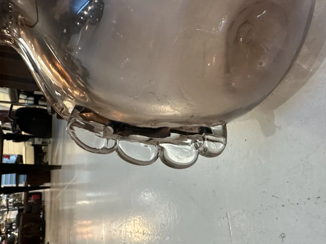 Vase ancien en Murano avec un design unique et élégant, dans un cadre classique.