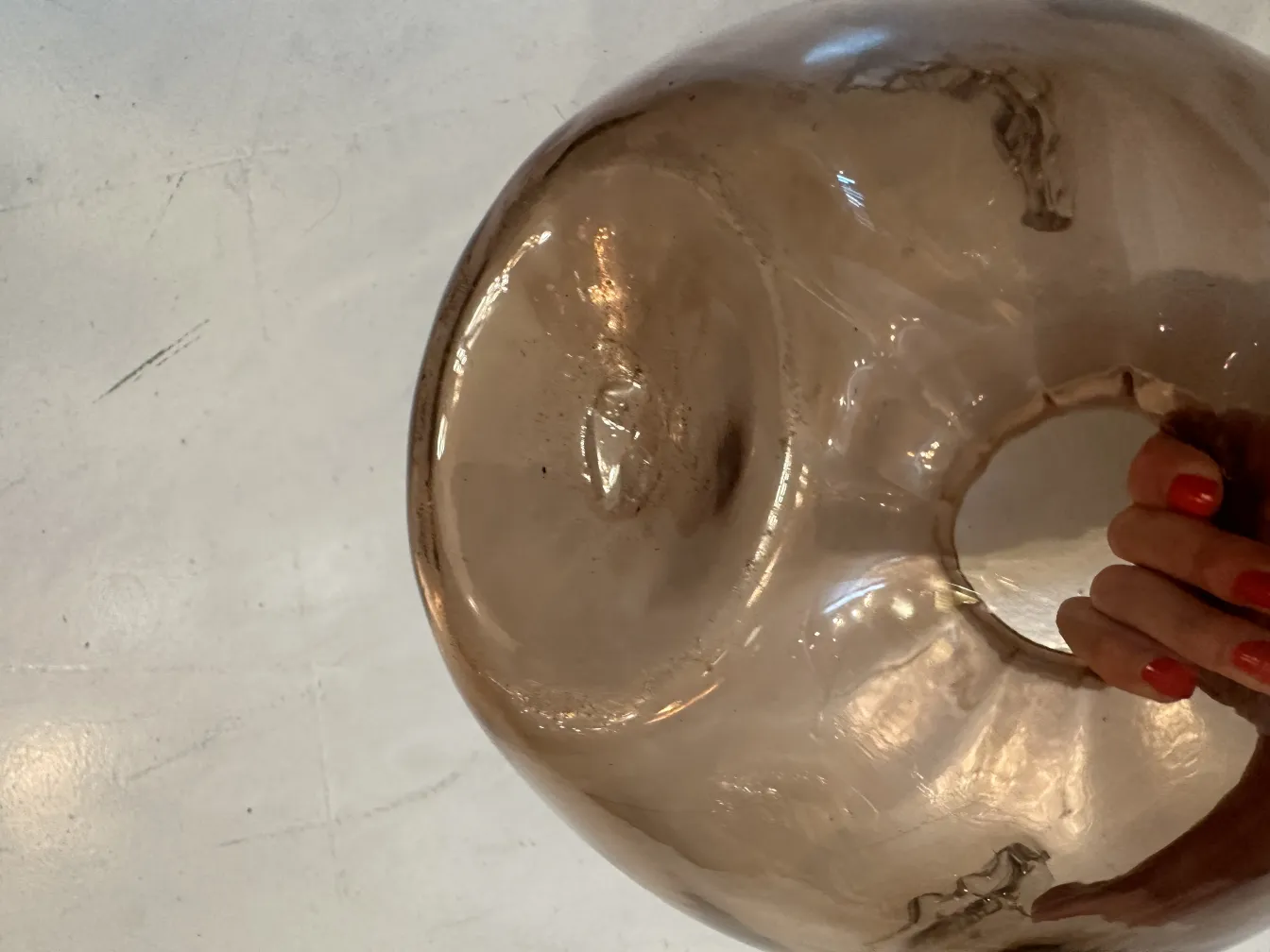 vase murano ancien de forme ronde sur surface blanche