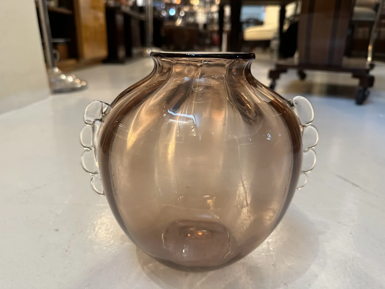 antico vaso di Murano, forma rotonda con maniglie chiare