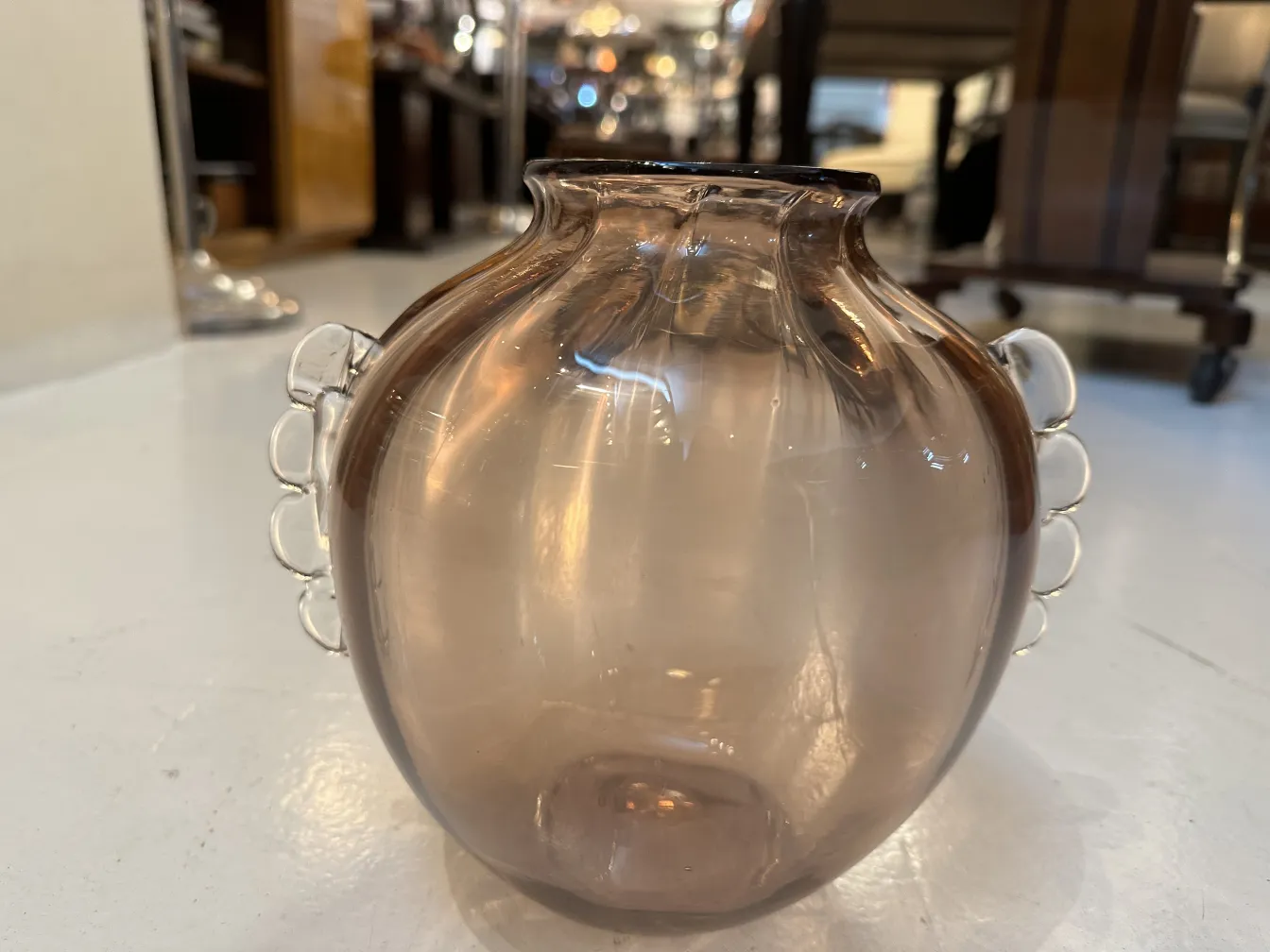 florero antiguo de murano con diseño redondo y detalles claros