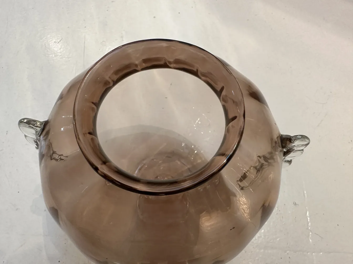 vaso de murano antigo com design elegante e alças