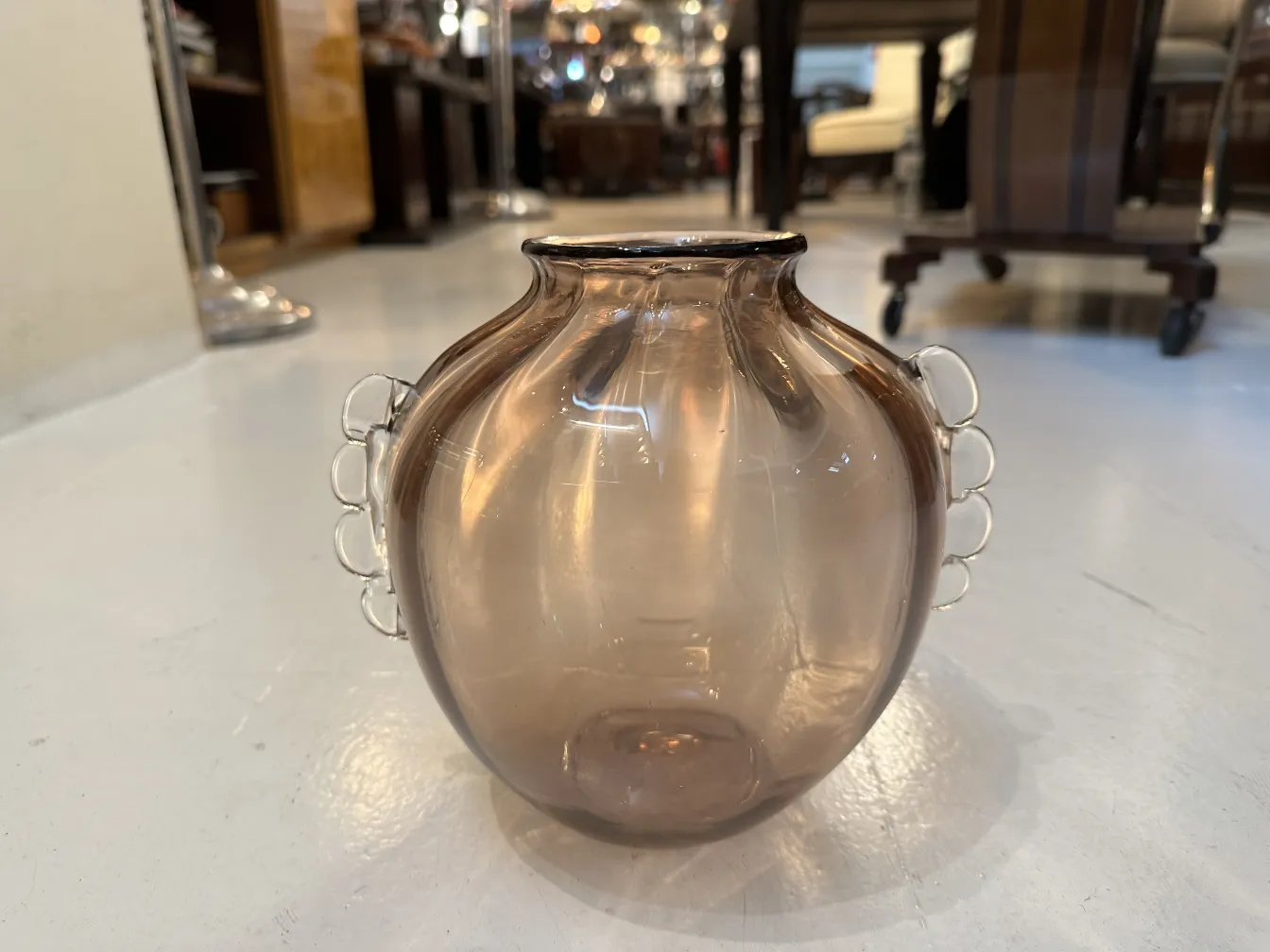 vase di murano con dettagli decorativi e stile antico