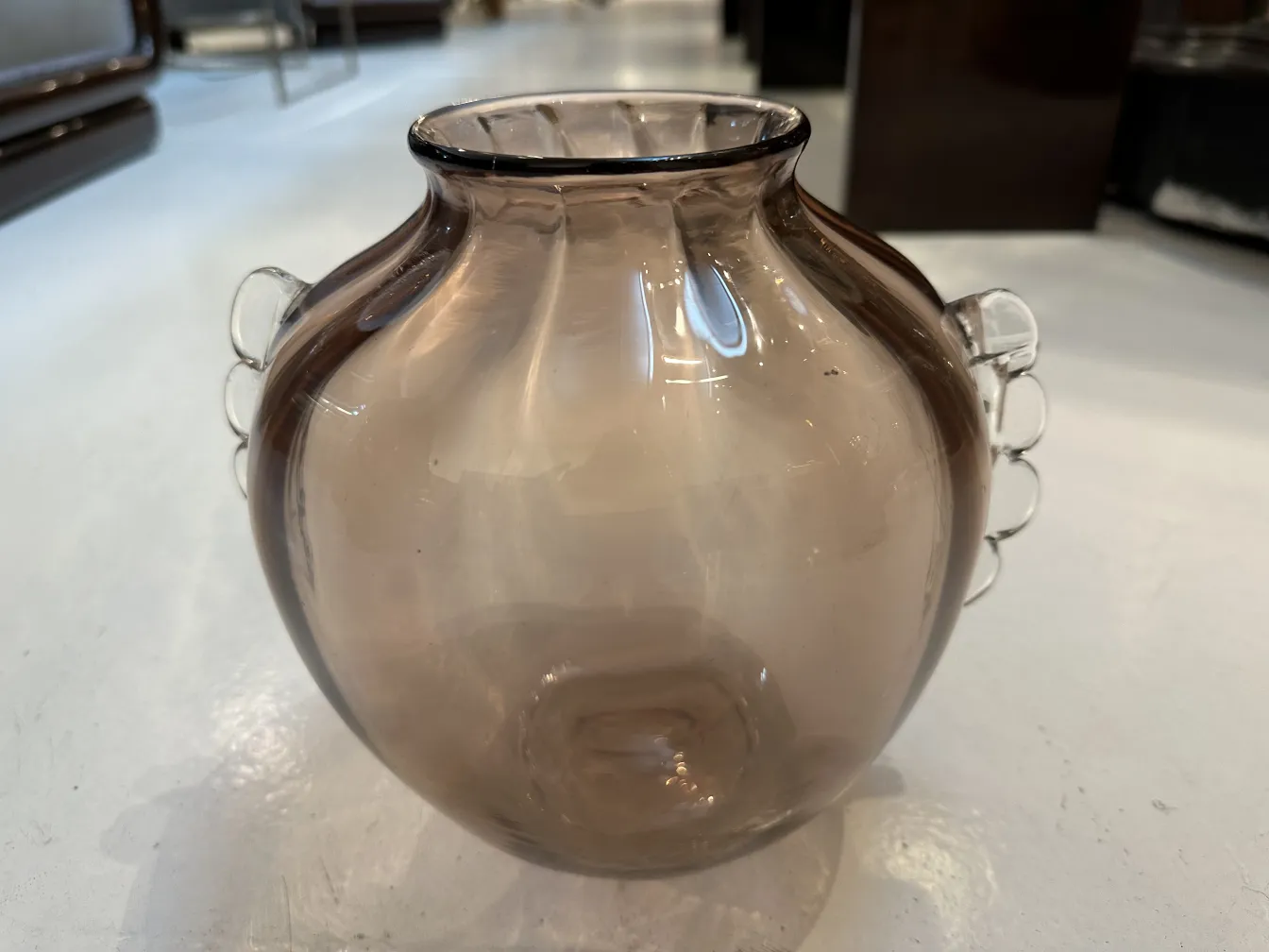 antike murano-vase mit zwei griffen, hellbernsteinfarbig, runde form