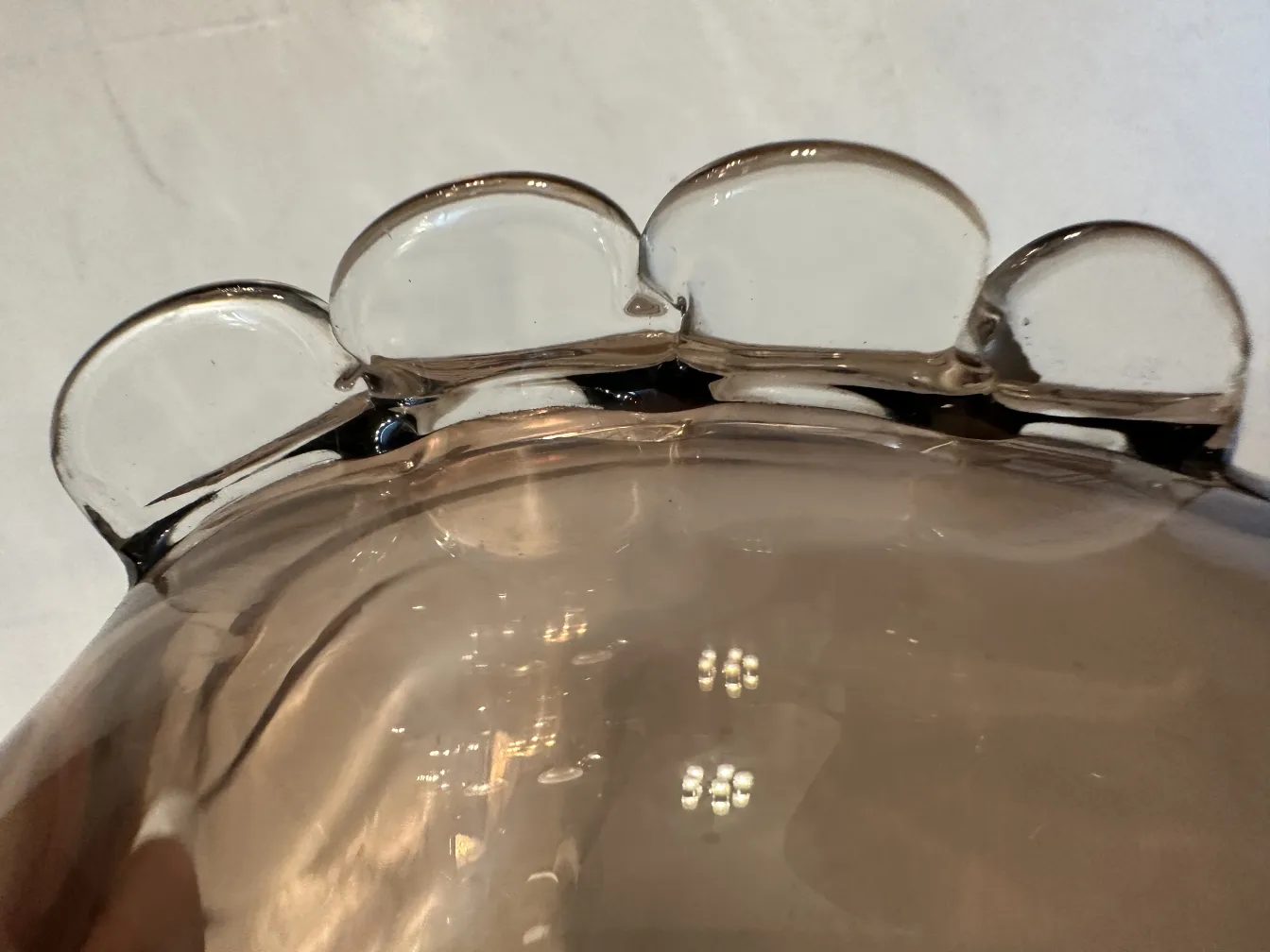 vase di murano antico con forma rotonda e dettagli in cima