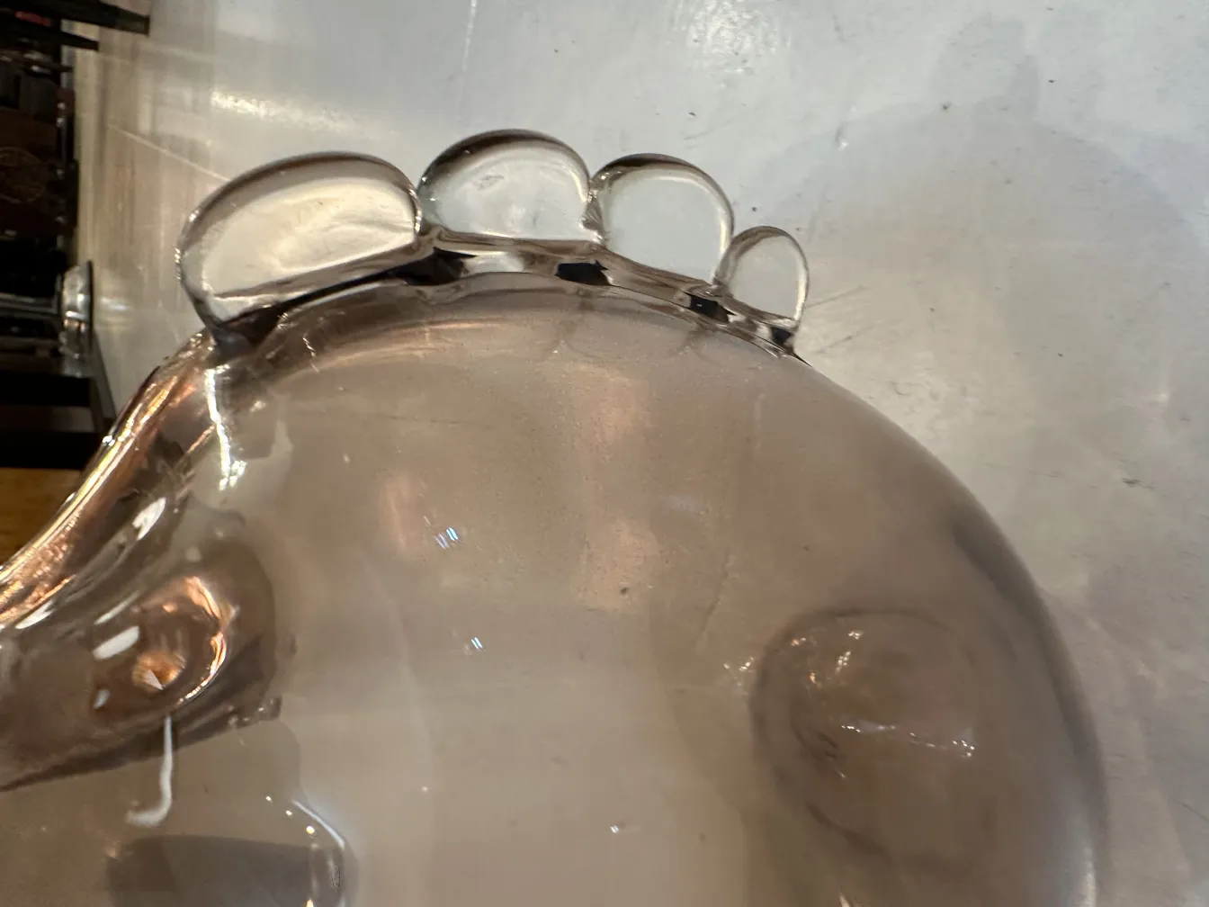 vase de murano ancien avec détails courbés et arrière-plan chaleureux