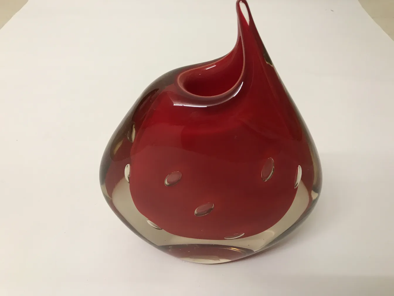 Vaso antigo de Murano vermelho com design único, perfeito para decoração.