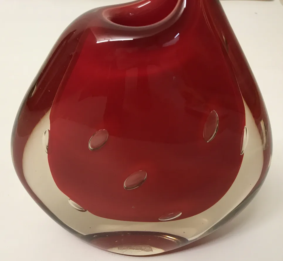 vase de murano avec forme unique et couleur rouge vif, décoré