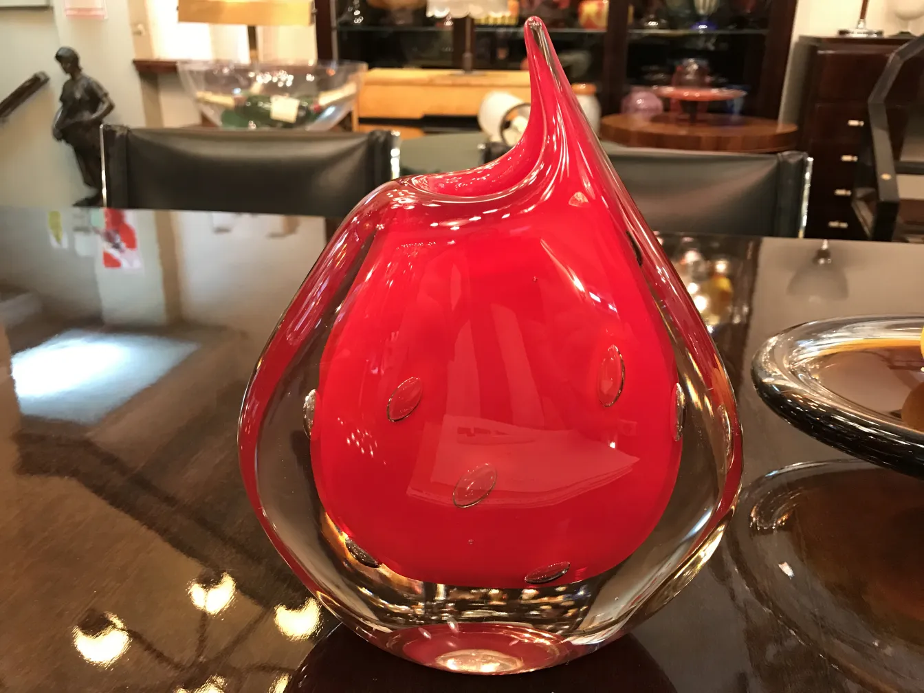 vase murano rouge avec forme distinctive, fond sombre
