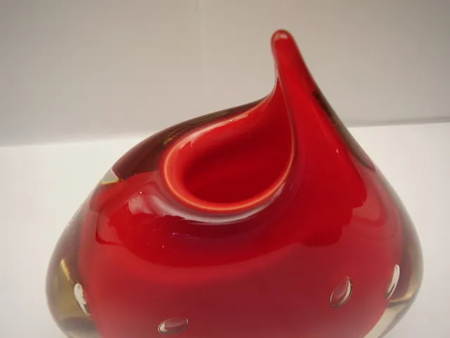 florero antiguo de Murano color rojo con forma elegante