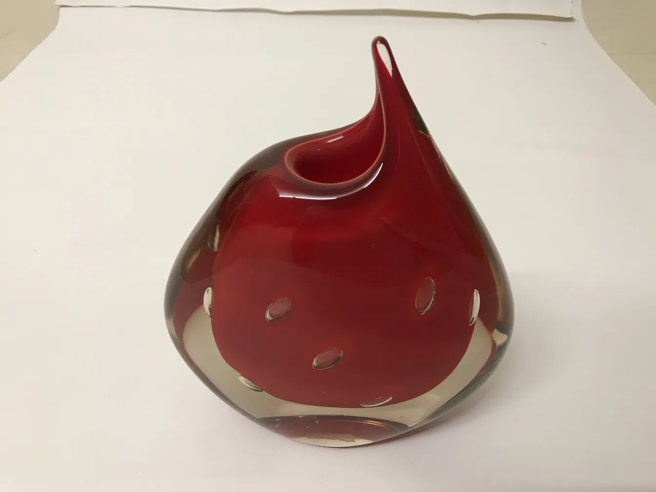 antike murano-vase mit geschwungenem design in rot und gold auf weißem hintergrund