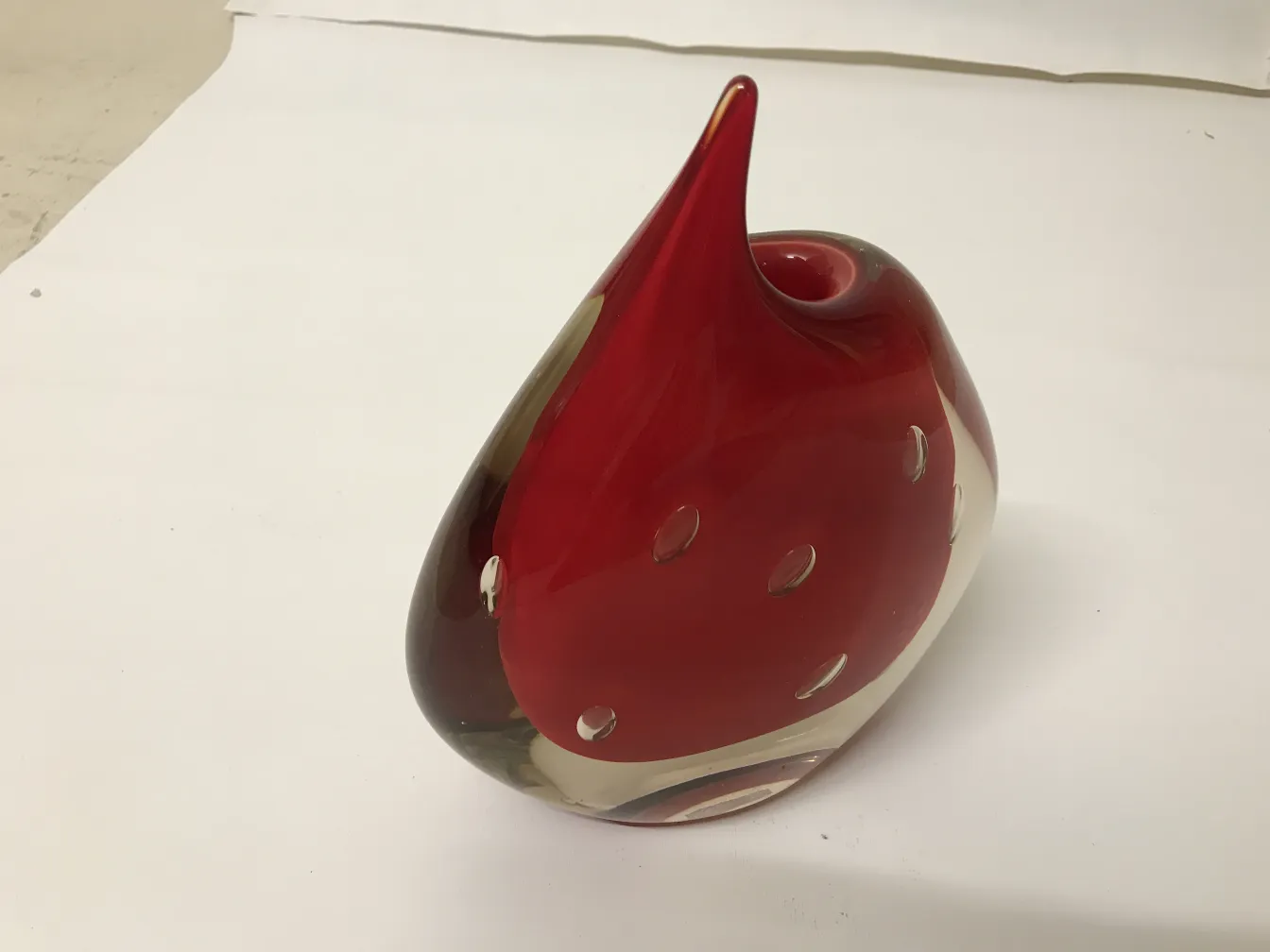murano-vase in roten Farbtönen mit stilisiertem Design und dekorativen Löchern