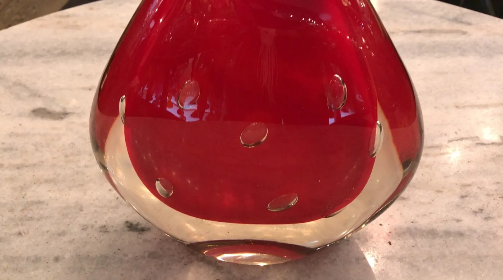 antiguo florero de murano con forma redondeada y detalles