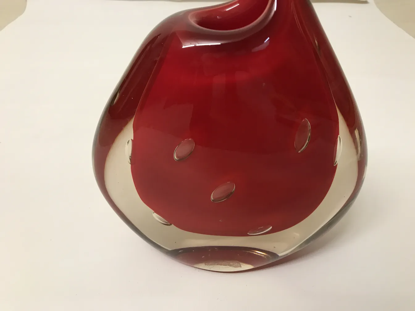 vase murano rouge avec forme élégante et détails