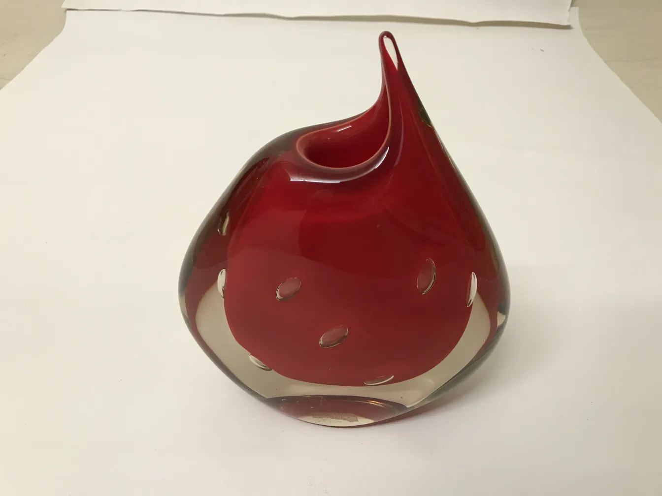 vaso antigo de murano vermelho com forma única e detalhes
