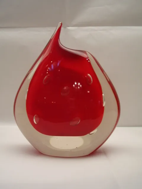 vase di murano con forma ondulata e colore rosso brillante