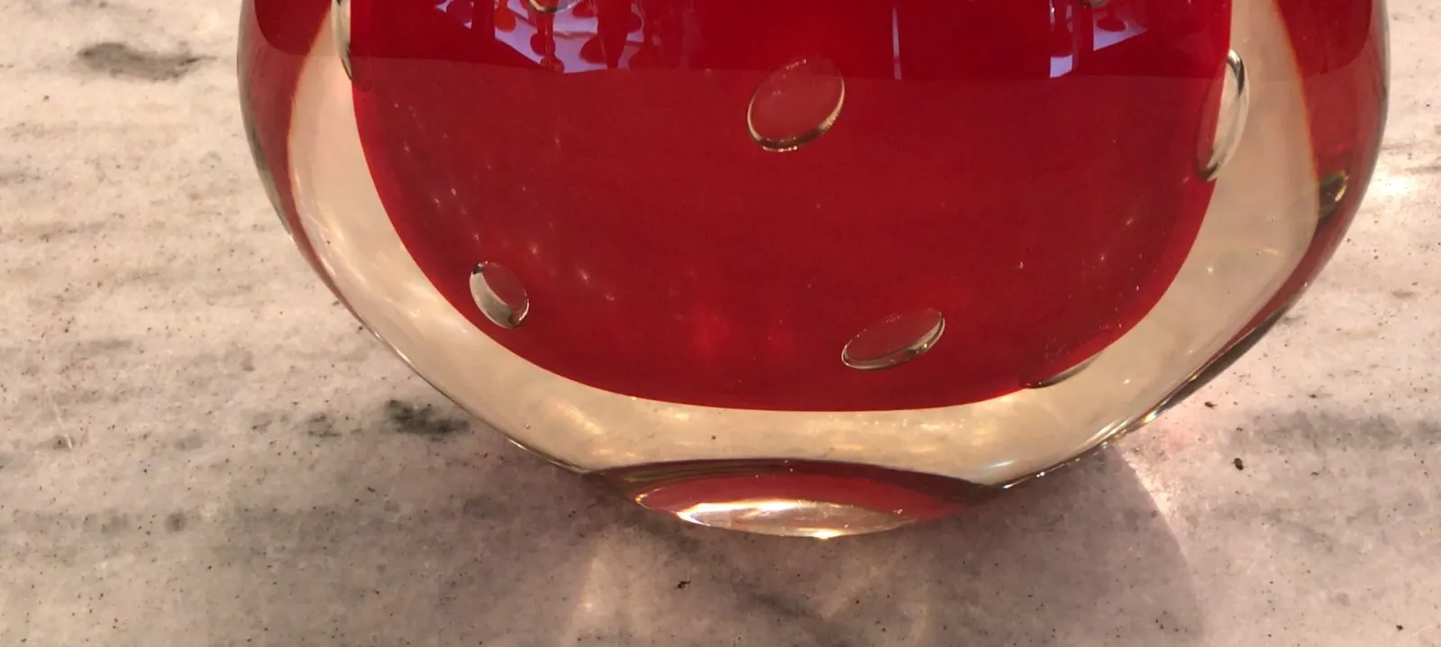 antiker murano-glas vase in roter, runder Form