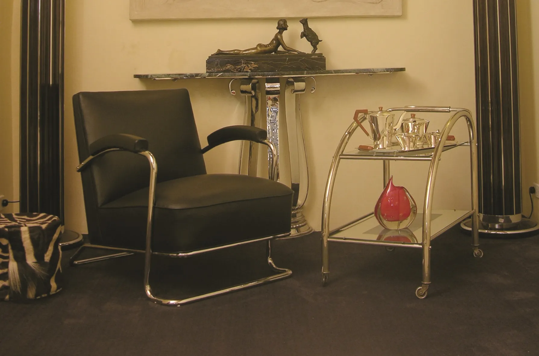 प्राचीन मुरानो फूलदान एक शानदार सेटिंग में, जीवंत रंगों के साथ