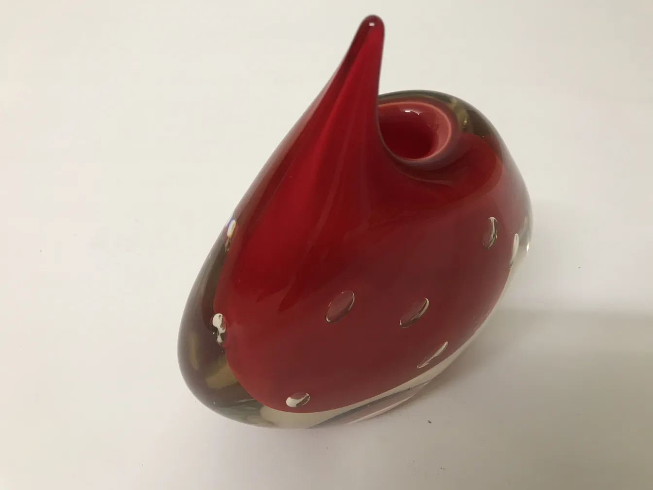 Vase antique de Murano en forme arrondie, rouge vif avec détails.