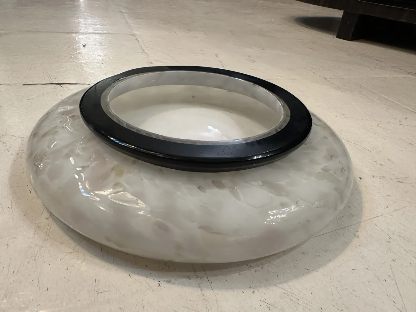 مزهرية مورانو بحافات سوداء وتصميم متعرج