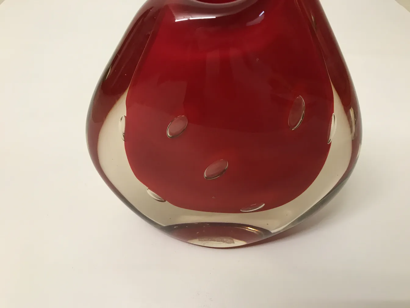 vase antico murano con design rosso e accenti trasparenti
