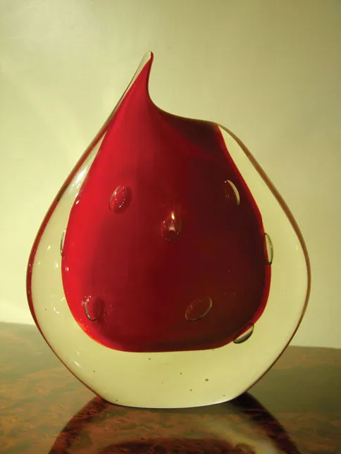 vase murano ancien en forme de goutte, couleur rouge vif avec des bulles décoratives sur sa surface