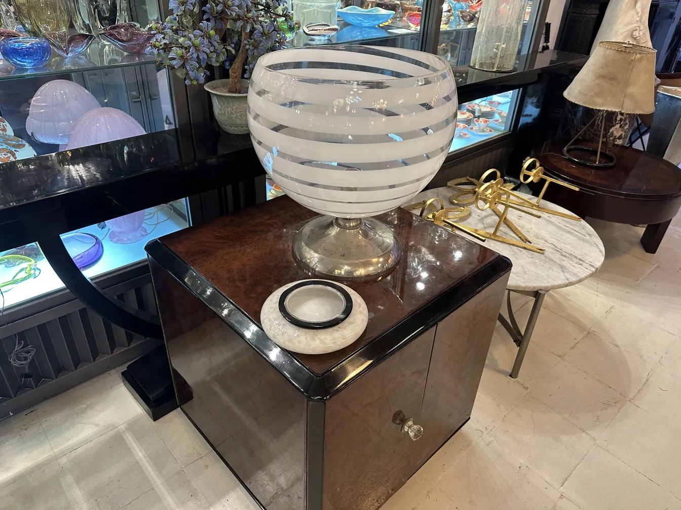 vaso antigo de murano com design de listras brancas visível em um ambiente elegante