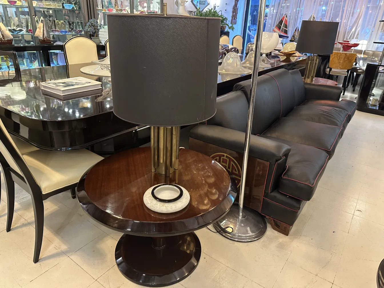 antik dekorative murano-glas mit elegantem design, auf einem holztisch in einem antiken ambiente