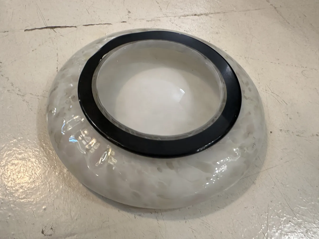 antiker runder murano-glas auf einem weißen tisch