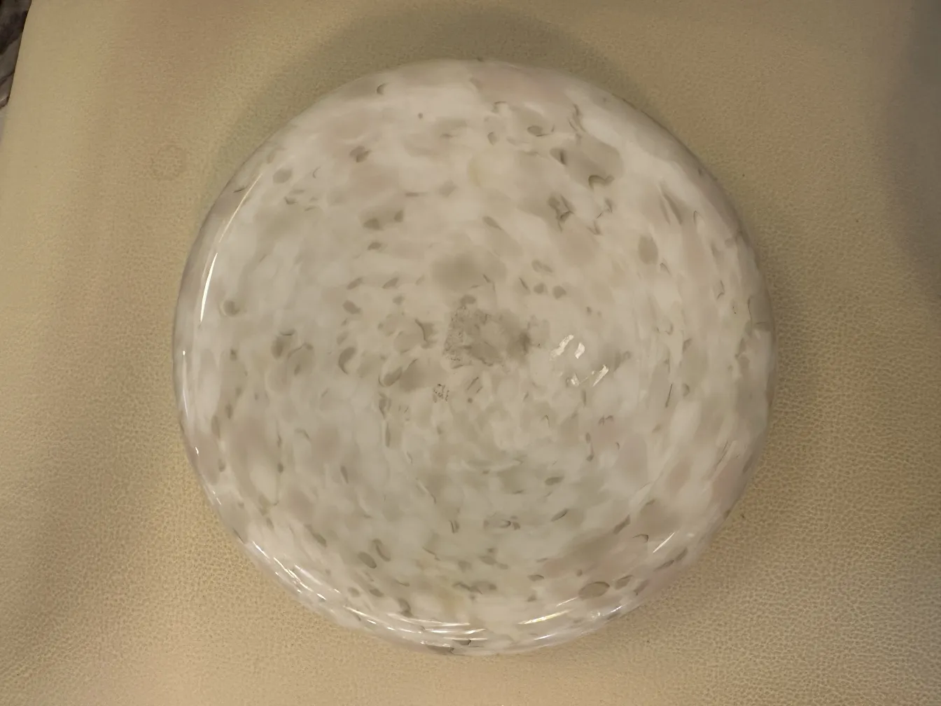 装飾的な淡いデザインの古代ムラーノ花瓶、ニュートラルな背景の上